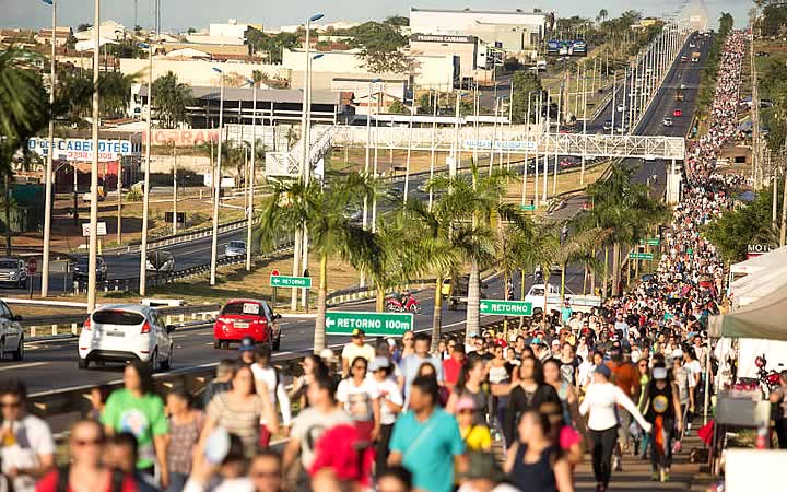 Pessoas caminhando na Rodovia dos Romeiros Pessoas caminhando na Rodovia dos Romeiros