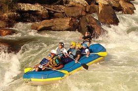 Pessoas fazendo Rafting em Poços de Caldas