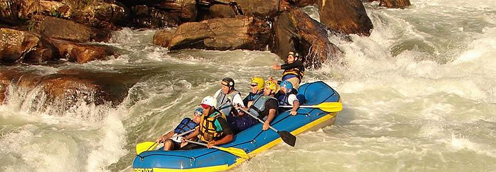 Pessoas fazendo Rafting em Poços de Caldas Pessoas fazendo Rafting em Poços de Caldas