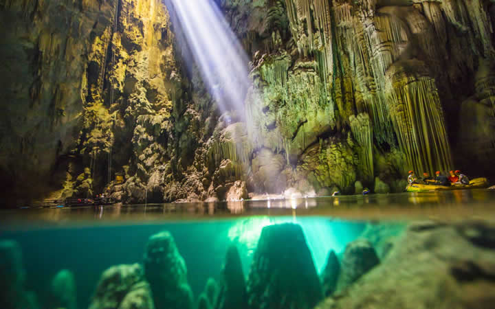 Pessoas no lago dentro do Abismo de Anhumas Pessoas no lago dentro do Abismo de Anhumas