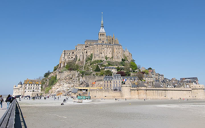 Pessoas visitando o Mont Saint Michel Pessoas visitando o Mont Saint Michel