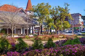 Praça cheia de flores em Nova Petrópolis
