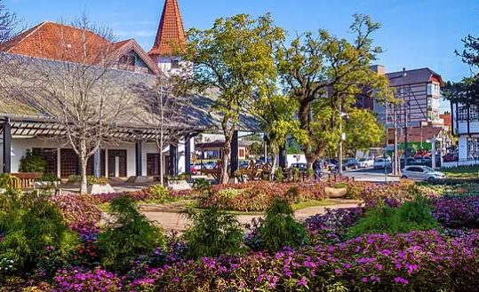 Praça cheia de flores em Nova Petrópolis