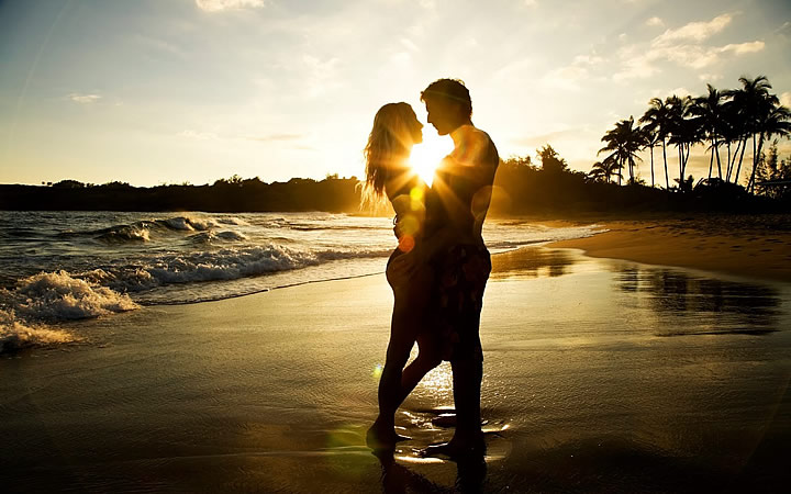 Casal no pôr do sol na praia Casal no pôr do sol na praia