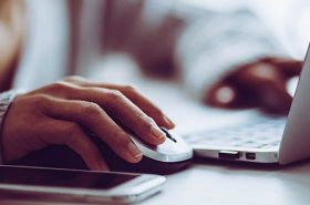 Erro de digitação na compra da passagem aérea - Mulher mexendo no computador