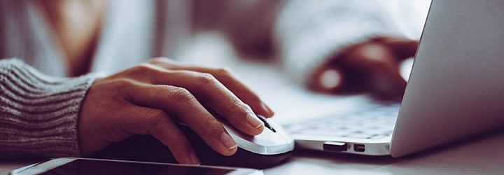 Erro de digitação na compra da passagem aérea - Mulher mexendo no computador Erro de digitação na compra da passagem aérea - Mulher mexendo no computador