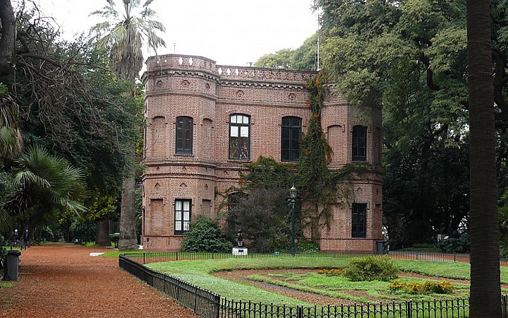 Jardim botânico - Casa em frente área gramada