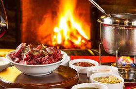 Onde comer em Campos do Jordão - Mesa com alimentos