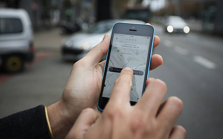 Pedindo motorista no Uber Pedindo motorista no Uber