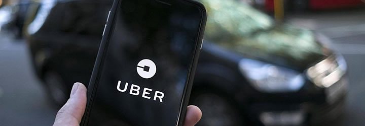 Pessoa segurando telefone com app do Uber Pessoa segurando telefone com app do Uber