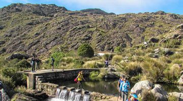 Pessoas atravessando o lago do Abrigo Rebouças - Pedra do Altar - Itatiaia