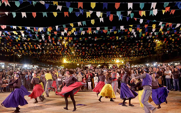 Pessoas dançando na festa junina em São Paulo Pessoas dançando na festa junina em São Paulo