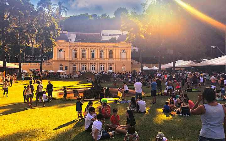 Pessoas na Praça Visconde de Mauá Pessoas na Praça Visconde de Mauá