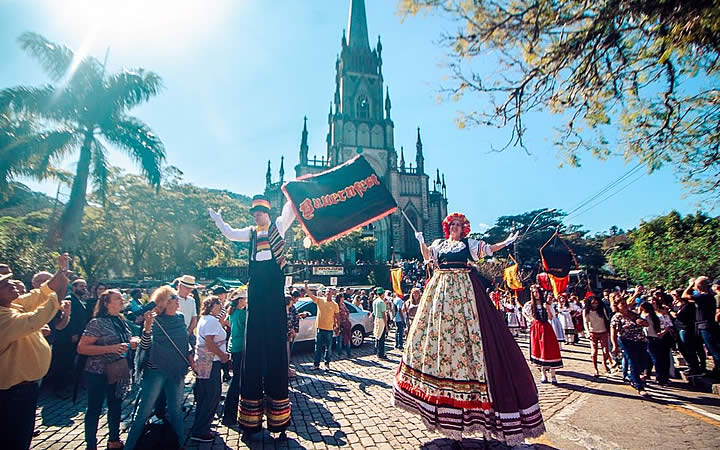 Pessoas na Praça da Liberdade Pessoas na Praça da Liberdade