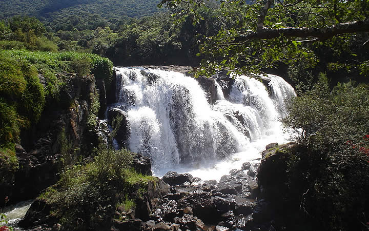 Poços de Caldas - Cachoeira Véu da Noiva Poços de Caldas - Cachoeira Véu da Noiva - Sul de Minas