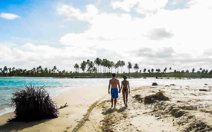 Casal na Praia em Porto de Galinhas Casal na Praia em Porto de Galinhas - Viajar nas férias