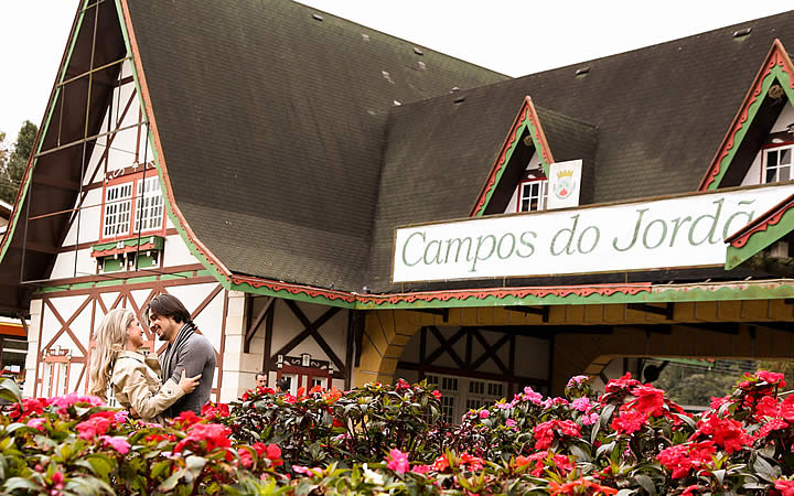 Casal no portal de Campos do Jordão Casal no portal de Campos do Jordão - Viajar nas férias