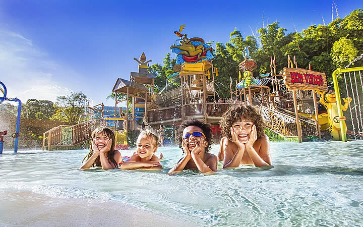 Crianças na piscina do resort em Rio Quente Viajar nas férias - Crianças na piscina do resort em Rio Quente