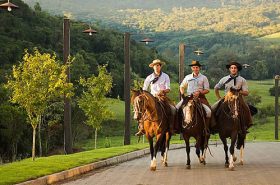 Homens passeando a cavalo