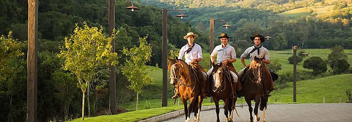 Homens passeando a cavalo Homens passeando a cavalo