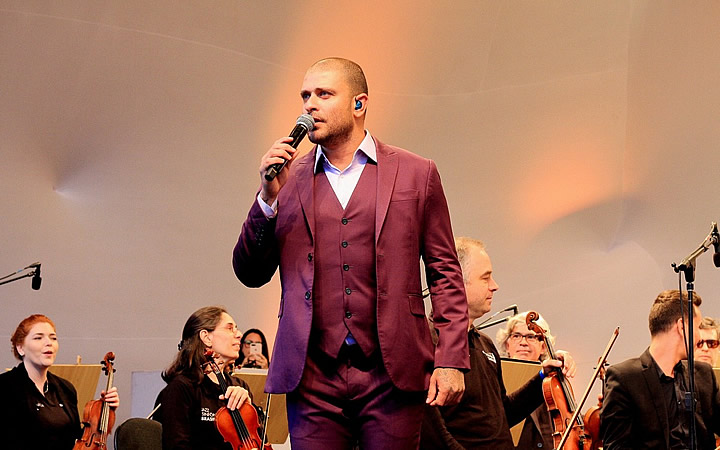 Diogo Nogueira se apresentando no Festival de inverno