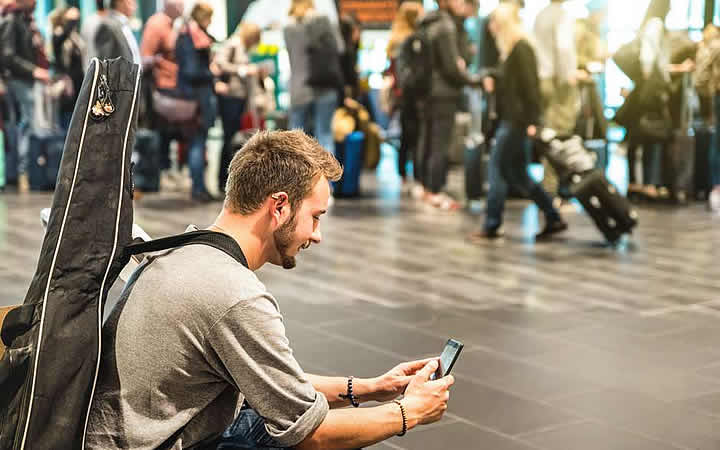 Homem com violão e mexendo no celular Homem com violão e mexendo no celular