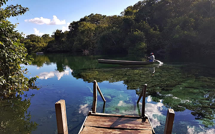 Homem em barco na Lagoa do Japonês Homem em barco na Lagoa do Japonês