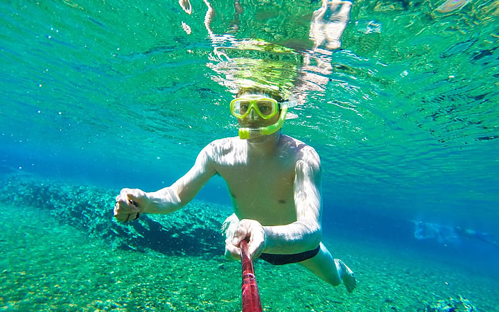 Homem nadando com snorkel Homem nadando com snorkel