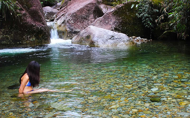 Menina no Poço do Dinossauro Menina no Poço do Dinossauro