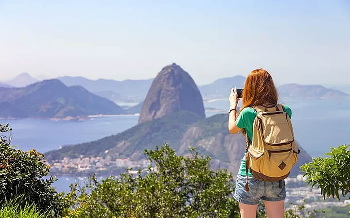 Menina tirando foto do pão de açúcar Menina tirando foto do pão de açúcar