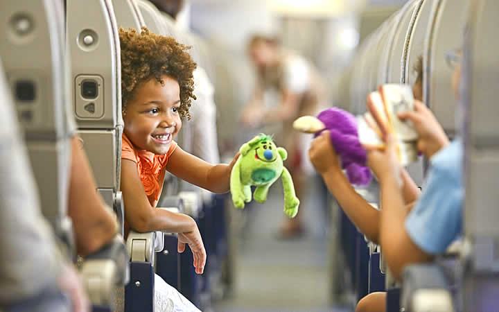 Menino em poltrona de avião Menino em poltrona de avião