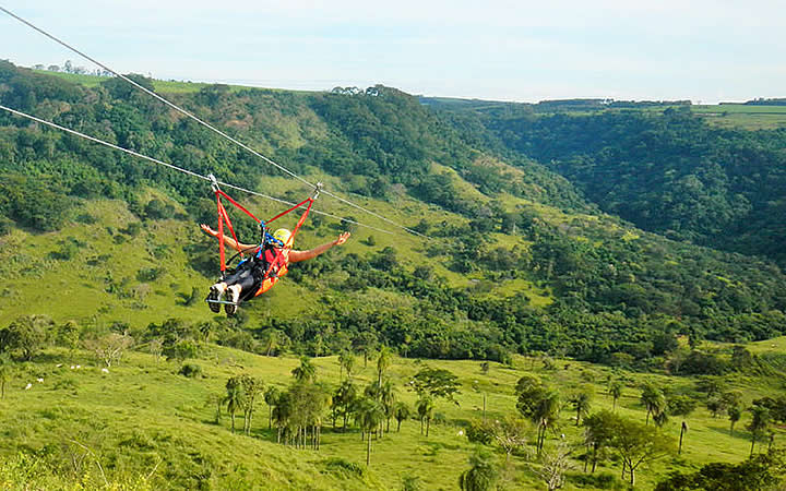 Mulher descendo Tirolesa em Brotas Mulher descendo Tirolesa em Brotas