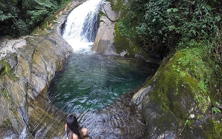 Mulher em cachoeira na Serrinha do Alambari Mulher em cachoeira na Serrinha do Alambari