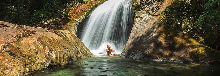 Pessoa em cachoeira - Serrinha do Alambari Pessoa em cachoeira - Serrinha do Alambari