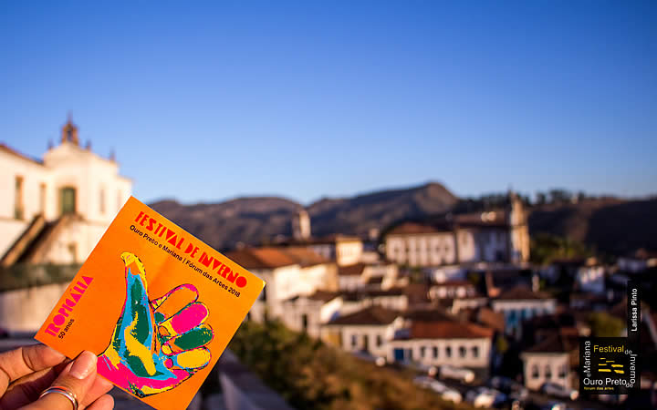 Pessoa segurando o ingresso para Festival de Inverno de Ouro Preto e Mariana Pessoa segurando o ingresso para Festival de Inverno de Ouro Preto e Mariana
