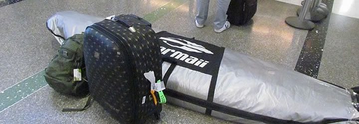 Prancha e mochilas no chão - Bagagem especial Prancha e mochilas no chão - Bagagem especial