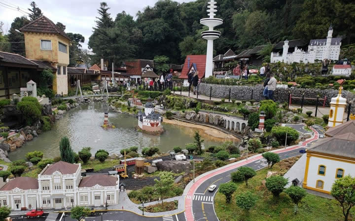 Praça com esculturas Praça com esculturas