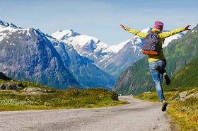 Viajante pulando de alegria na viagem - Viajar barato