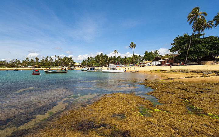 Barcos na praia de Guarajuba Barcos na praia de Guarajuba