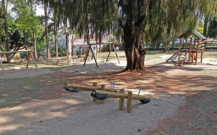 Brinquedos no Jardim Público Municipal Parque Dr. Luiz Gonzaga da Silva Leme Brinquedos no Jardim Público Municipal Parque Dr. Luiz Gonzaga da Silva Leme