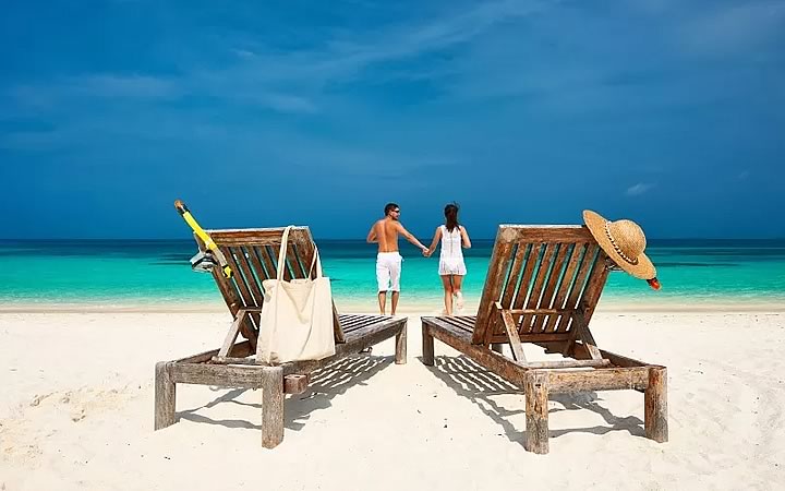 Casal aproveitando praia de Cancún Casal aproveitando praia de Cancún