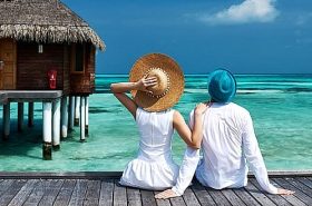 Casal sobre Deck em frente ao mar