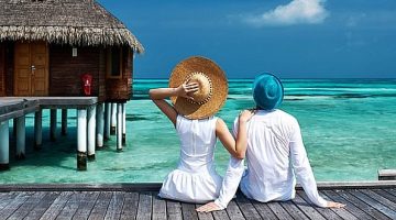 Casal sobre Deck em frente ao mar