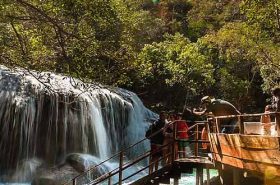 Escadaria-próximo-a-cachoeira-em-Bonito
