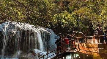 Escadaria-próximo-a-cachoeira-em-Bonito