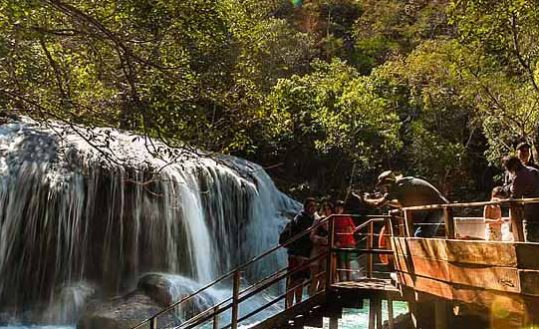 Escadaria-próximo-a-cachoeira-em-Bonito