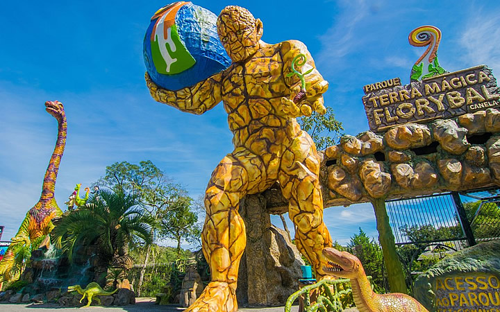 Escultura gigantes no Parque Terra Mágica Florybal Escultura gigantes no Parque Terra Mágica Florybal
