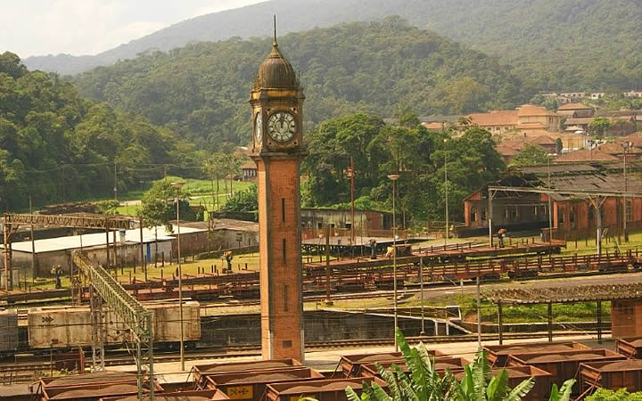 Estação ferroviária - Relógio no alto do prédio Estação ferroviária - Relógio no alto do prédio