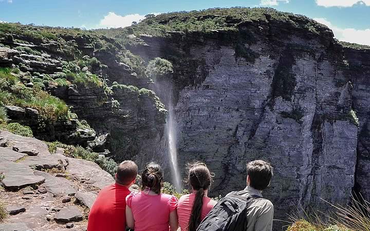 Família por cima da Cachoeira da Fumaça Família por cima da Cachoeira da Fumaça
