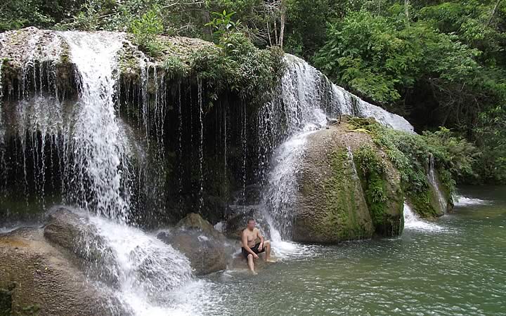 Homem na Cachoeira da Gruta Homem na Cachoeira da Gruta